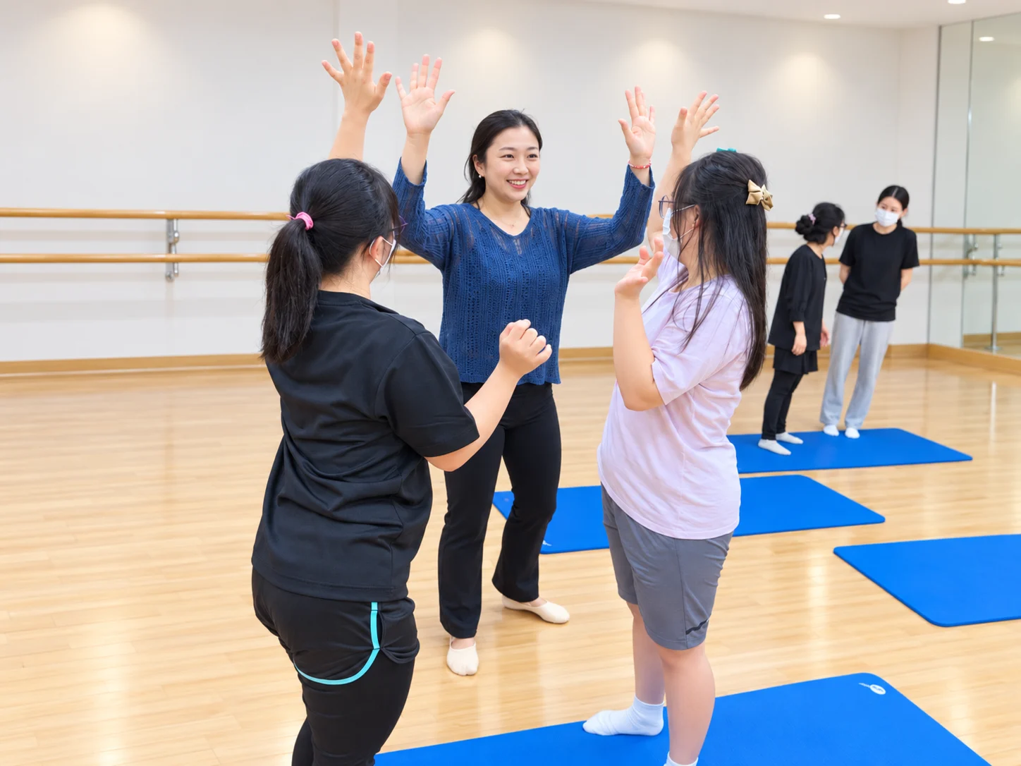선생님과 마주 보고 손을 펼치는 참여자들